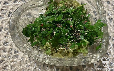 Переложить все в миску, поперчить и сбрызнуть лимоном.