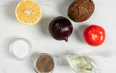 Помойте и обсушите авокадо. Помойте и почистите лук. Если нет готового лимонного сока, то выжмите его из свежего. Подготовьте погружной блендер, миску и креманку.