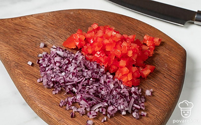 Мелко нашинкуйте лук. Нарежьте помидоры на небольшие кубики, удалив перед этим сердцевину и водянистую часть.