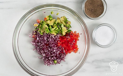 Сложите помидоры, лук и нарезанную половину авокадо в миску. Добавьте соль и черный молотый перец по вкусу.