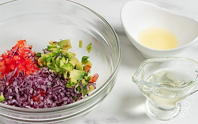 Добавьте в миску сок лимона и растительное масло. Измельчите вторую половину авокадо в блендере до состояния пюре.