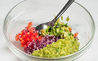 Переложите пюрированный авокадо в миску к остальным ингредиентам и хорошо перемешайте.