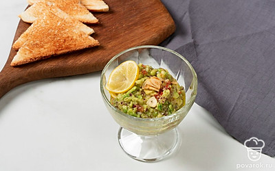 Подайте гуакамоле с помидорами в креманке, украсив дольками лимона. К соусу подайте хлеб, подсушенный в тостере.