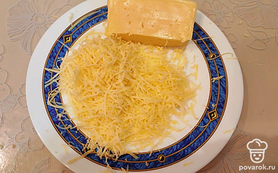 Возьмите 100 граммов сыра, натрите его на мелкой терке. 