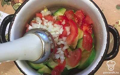 Порезать все продукты на мелкие кусочки, сбрызнуть лимонным соком и перемешать блендером.