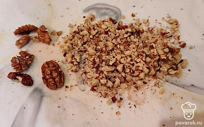 25 граммов очищенных грецких орехов измельчите ножом. 