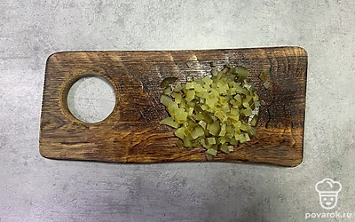 Огурец нарежьте мелким кубиком.