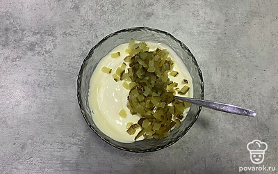 Добавьте нарезанный огурец.