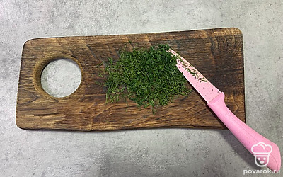 Укроп мелко нарежьте. 