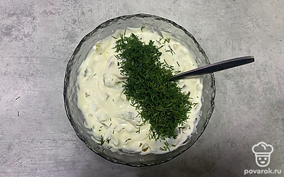 Добавьте укроп в миску с майонезом.