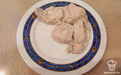 Вареную куриную грудку остудите. 