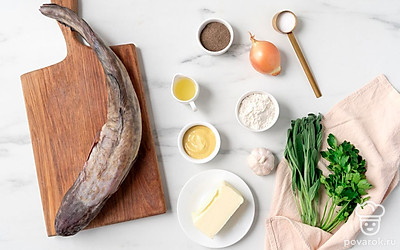 Разморозьте налима, очистите его от кожи и внутренностей, удалите голову, хвост и плавники. Снимите филе налима с костей. Помойте и обсушите рыбу. Помойте и почистите репчатый лук и чеснок. Ополосните петрушку водой.