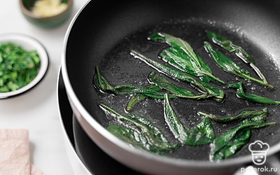 Растопите в сковороде 1 ч.л. сливочного масла. Обжарьте листья шалфея на среднем огне 2 минуты. Переложите их на бумажные полотенца.