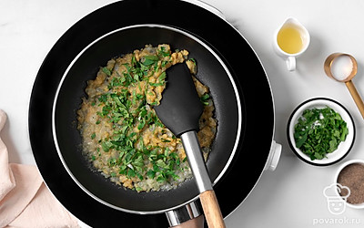 Добавьте в сковороду 2 ст.л. масла. Обжарьте репчатый лук и чеснок 3 минуты. Положите в сковороду муку, горчицу, лимонный сок и петрушку. Готовьте еще 3 минуты, постоянно перемешивая. Посолите и поперчите соус, измельчите листья шалфея в соус.