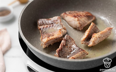 В другой сковороде растопите оставшееся сливочное масло. Обжарьте кусочки налима по 2-3 минуты с каждой стороны на среднем огне.