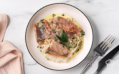 Положите на тарелку порцию отварного риса, сверху выложите кусочки налима и полейте соусом.