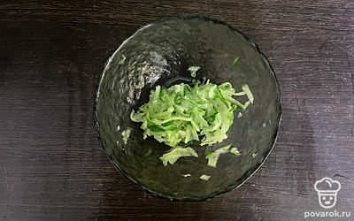 Огурец натрите на крупной терке и отожмите лишнюю жидкость.