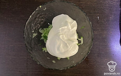 Добавьте сметану и майонез.