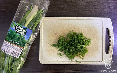 Укроп мелко нарежьте.