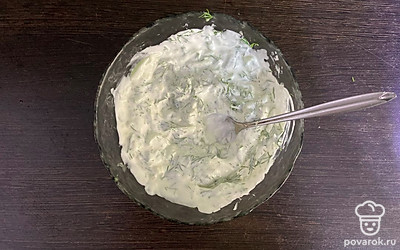 Перемешайте соус.