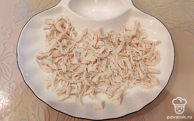 Выложите филе на блюдо или тарелку. Диаметр моей тарелки — 25 сантиметров. Добавьте щепотку соли и измельченный зубчик чеснока. 