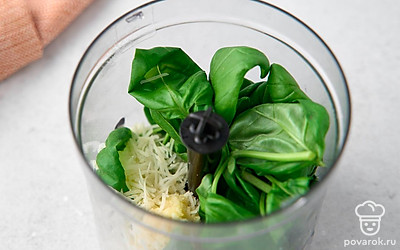 Натрите сыр. Измельчите чеснок. Разотрите чеснок с солью в кашицу. Положите в чашу блендера базилик, сыр и чеснок.