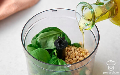 Налейте масло в чашу блендера. Пробейте все ингредиенты на низкой скорости в несколько приемов до однородной консистенции.