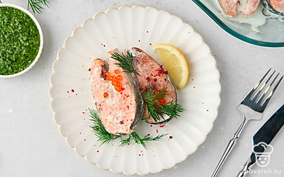 Подайте кету с соусом песто, украсив икрой, свежей зеленью и долькой лимона.