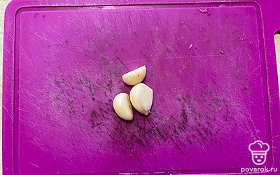 Чеснок очистите от шелухи. 