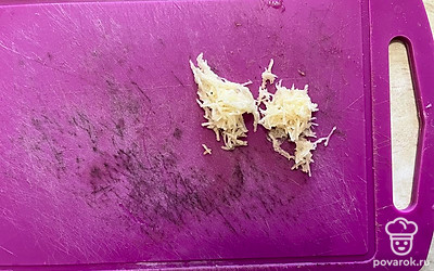 Натрите чеснок на мелкой терке. 