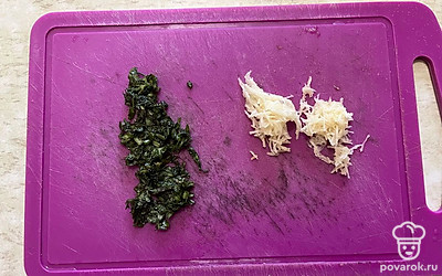 Вашу любимую свежую зелень промойте под водой и мелко нарежьте. В данном рецепте отлично сочетаются укроп, петрушка и кинза. 