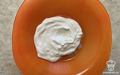 В емкость поместите сметану. 