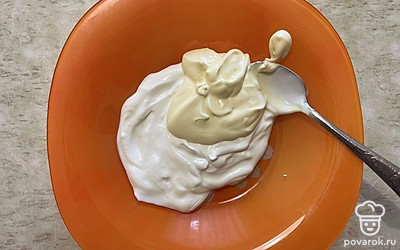 К сметане добавьте майонез. 