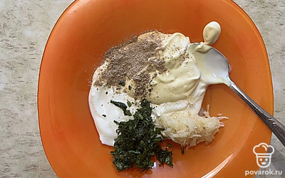 Всыпьте кардамон, соль и перец. 