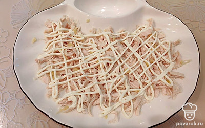 Сделайте сеточку из майонеза (1,5 столовых ложки). 