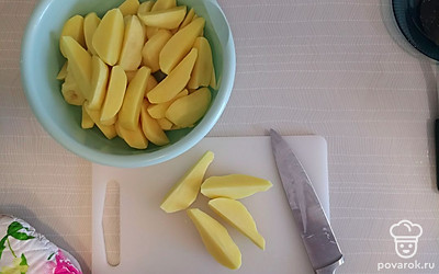 Картошку моем, чистим, нарезаем дольками. Если картофель молодой, можно оставить в кожуре (так будет даже лучше).