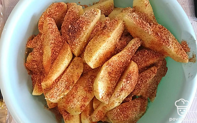 Вливаем масло в картошку, засыпаем специи и соль. В данном случае использована готовая приправа для картофеля. Но можно насыпать соль и хмели-сунели, будет ничуть не хуже. Перемешиваем. 