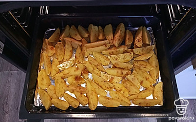 Выкладываем на противень, оправляем в разогретую до 180 градусов духовку на 40 минут. Когда картошка практически готова, буквально на минуты 4 включаем вентиляцию с грилем, чтобы картофель "подгорел". У меня в семье любят позажаристее, но так можно не делать.