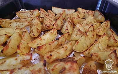 Картошка у меня хоть и поджаривается, но при этом не пересушивается. 