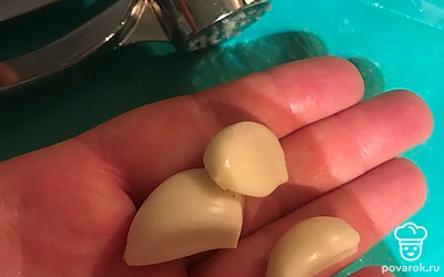 Почистите чеснок.