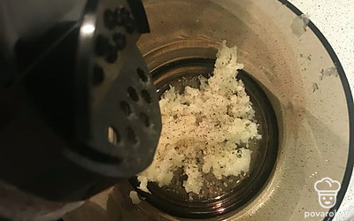 Добавьте немного соли (лучше душистой, но можно и простой). Перемешайте и оставьте на 5 минут, чтобы чеснок дал сок.