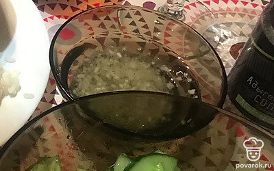 Перед подачей добавьте немного кипячёной тёплой воды. Поливайте запеченную курицу!