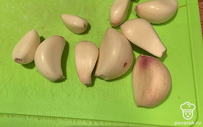 Головку чеснока почистить, разделить на зубчики.