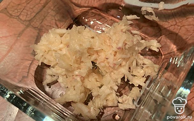 Натереть чеснок на мелкой тёрке. 