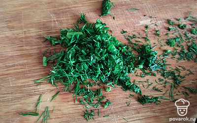 Измельчить укроп и чеснок. 