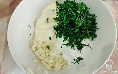 Выложить все ингредиенты в одну посуду. 