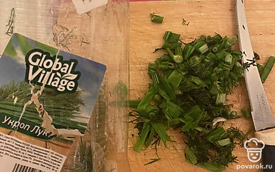 Помоем и нарежем зелень.