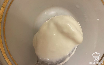 В тарелку добавим 4 столовые ложки сметаны.