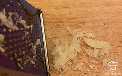 Далее измельчим на мелкой терке чеснок и смешаем с остальными ингредиентами.