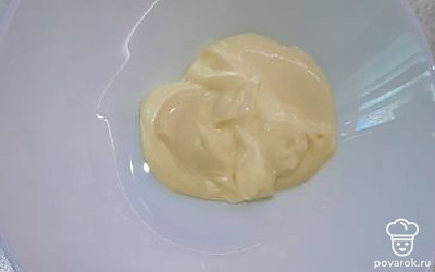 В пиалу положить майонез. 